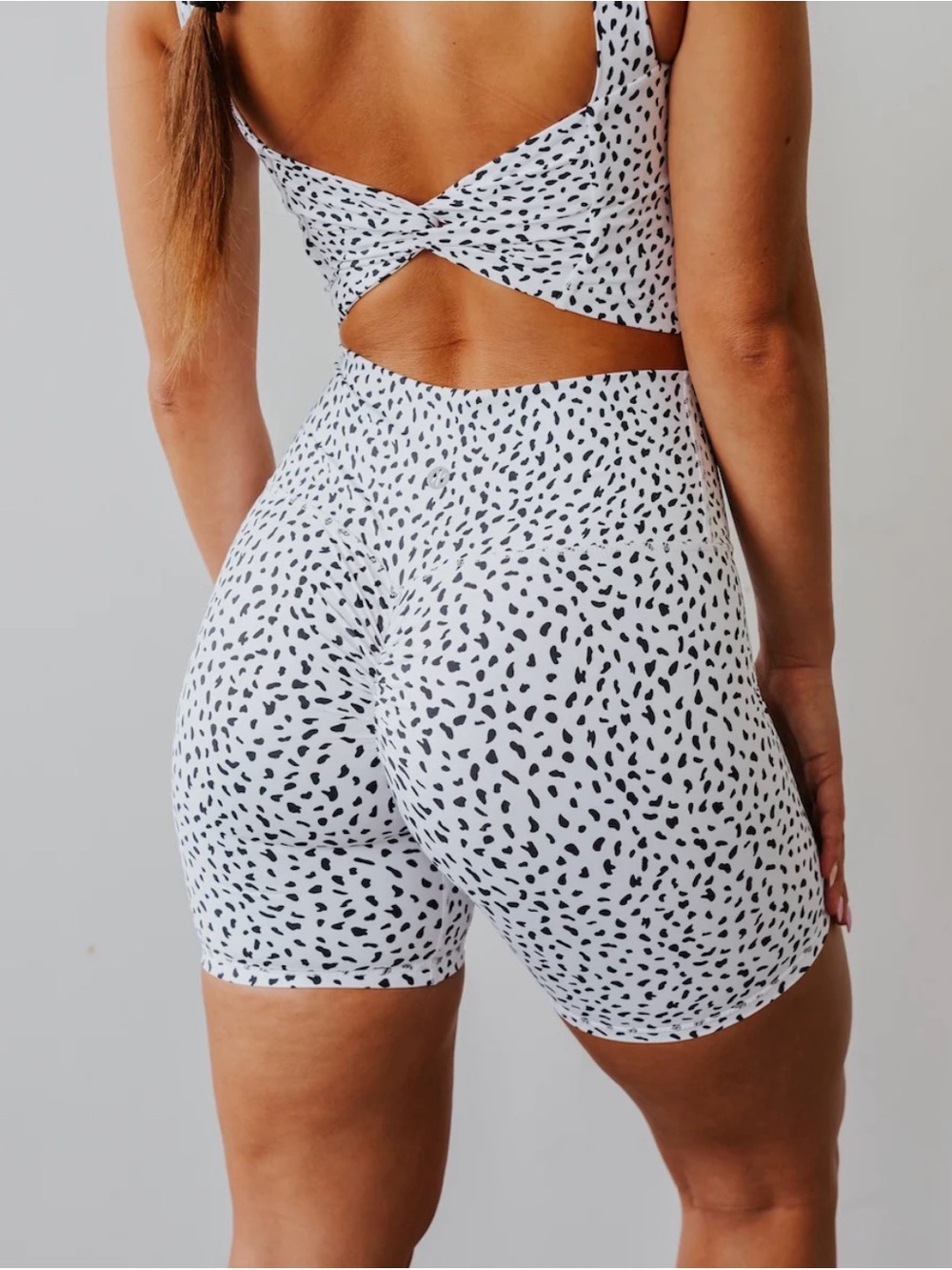 Astoria Luxe Ignite Short White Speckle Scrunch Butt Size Medium